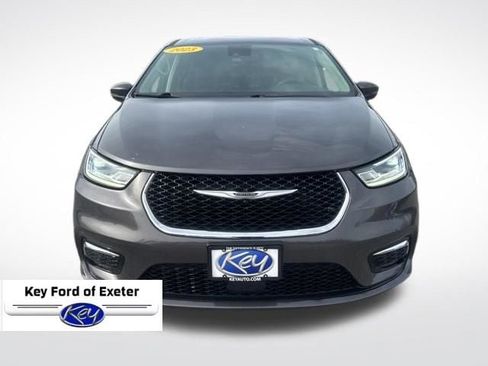 Used 2023 Chrysler Pacifica Touring-L FWD image 2