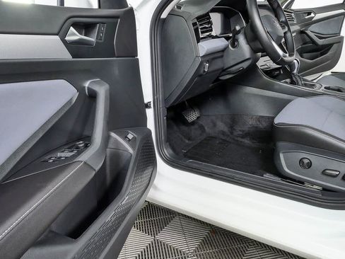 Certified 2025 Volkswagen Jetta SE FWD image 7