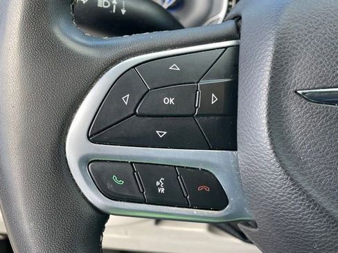 Used 2023 Chrysler Pacifica Touring-L image 17