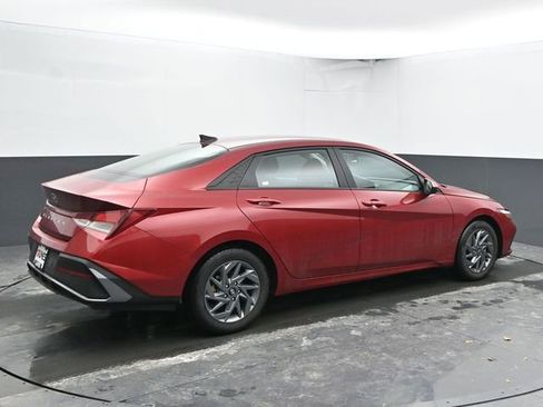 Used 2024 Hyundai Elantra SEL image 11