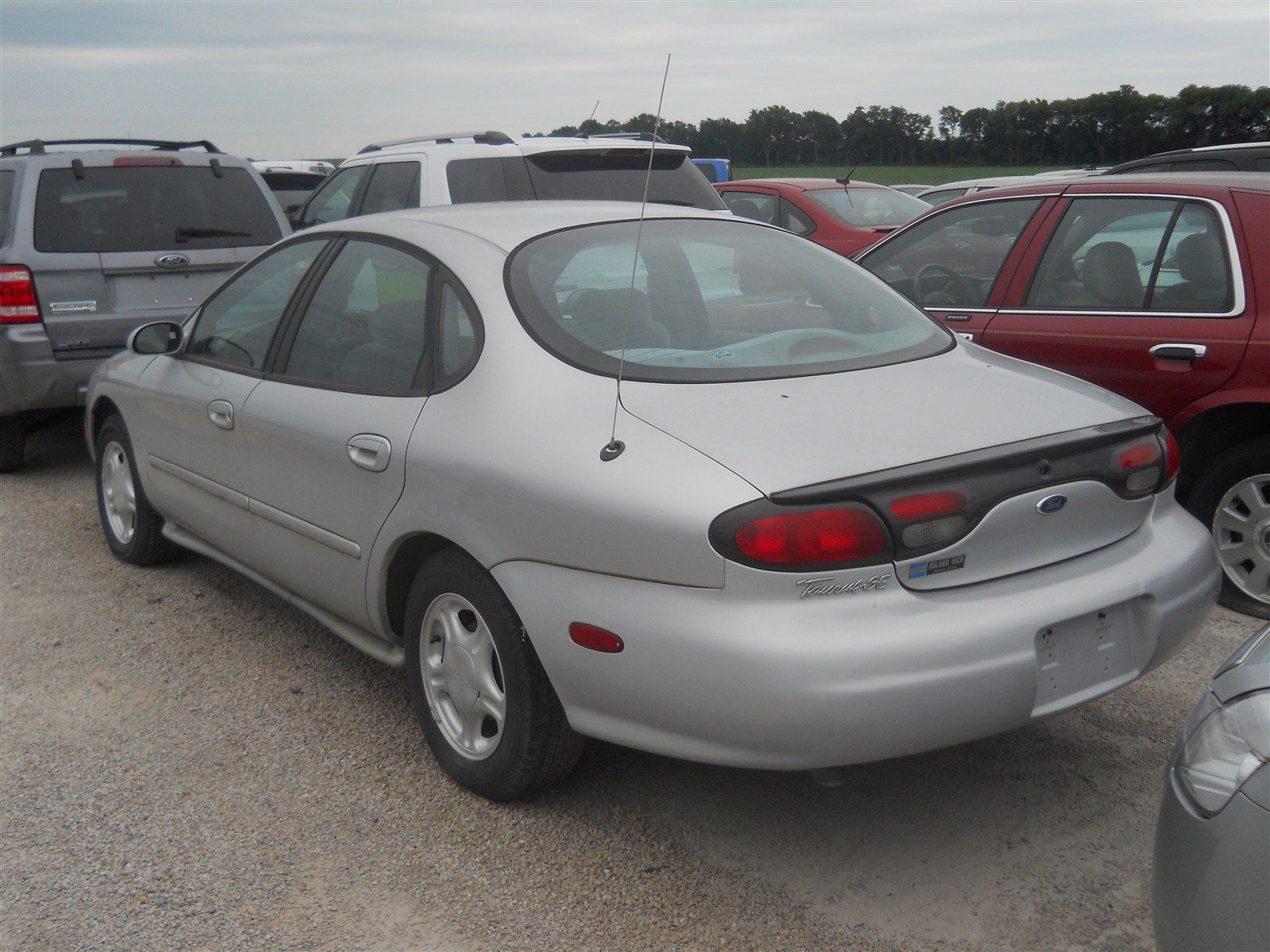 Used 1998 Ford Taurus SE FWD image 3