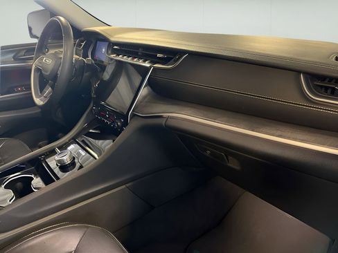 Used 2023 Jeep Grand Cherokee Limited image 11