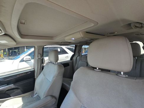 Used 2014 Chrysler Town & Country Limited w/ Luxury Group FWD image 17