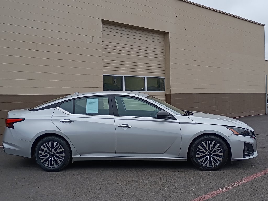 Used 2025 Nissan Altima 2.5 SV FWD image 3