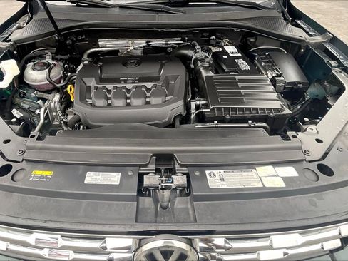Used 2018 Volkswagen Tiguan SE w/ Panoramic Sunroof Package image 10