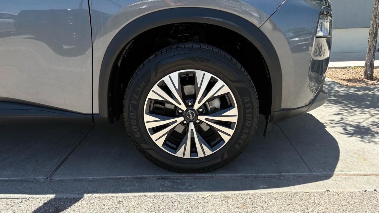 Used 2022 Nissan Rogue SV FWD image 2