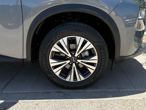 Used 2022 Nissan Rogue SV FWD image 2