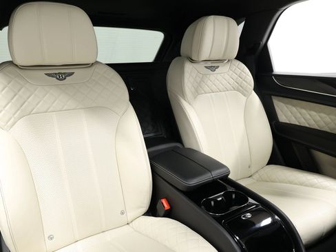 Used 2017 Bentley Bentayga AWD/4WD image 77