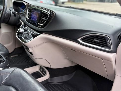 Used 2017 Chrysler Pacifica Touring-L w/ Tire & Wheel Group FWD image 39