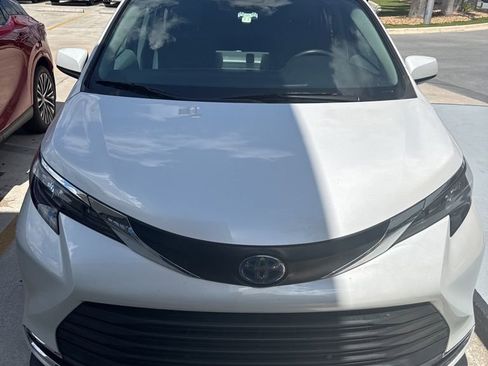Used 2024 Toyota Sienna XLE image 3
