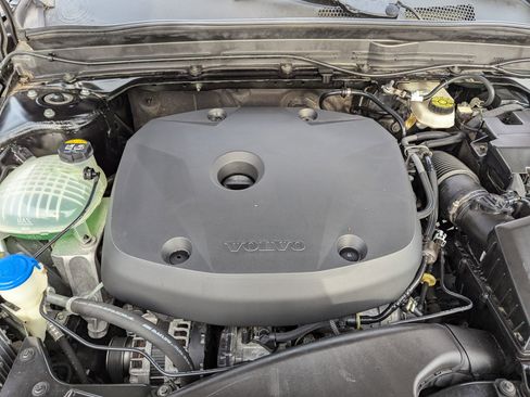 Used 2020 Volvo XC40 T5 Momentum image 27