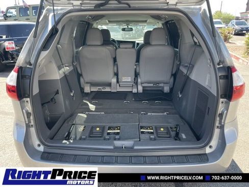 Used 2017 Toyota Sienna XLE image 30