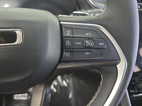 Used 2023 Jeep Grand Cherokee L Limited AWD/4WD image 19