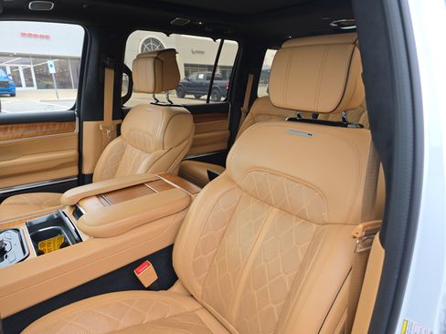 Used 2022 Jeep Grand Wagoneer Series III image 23