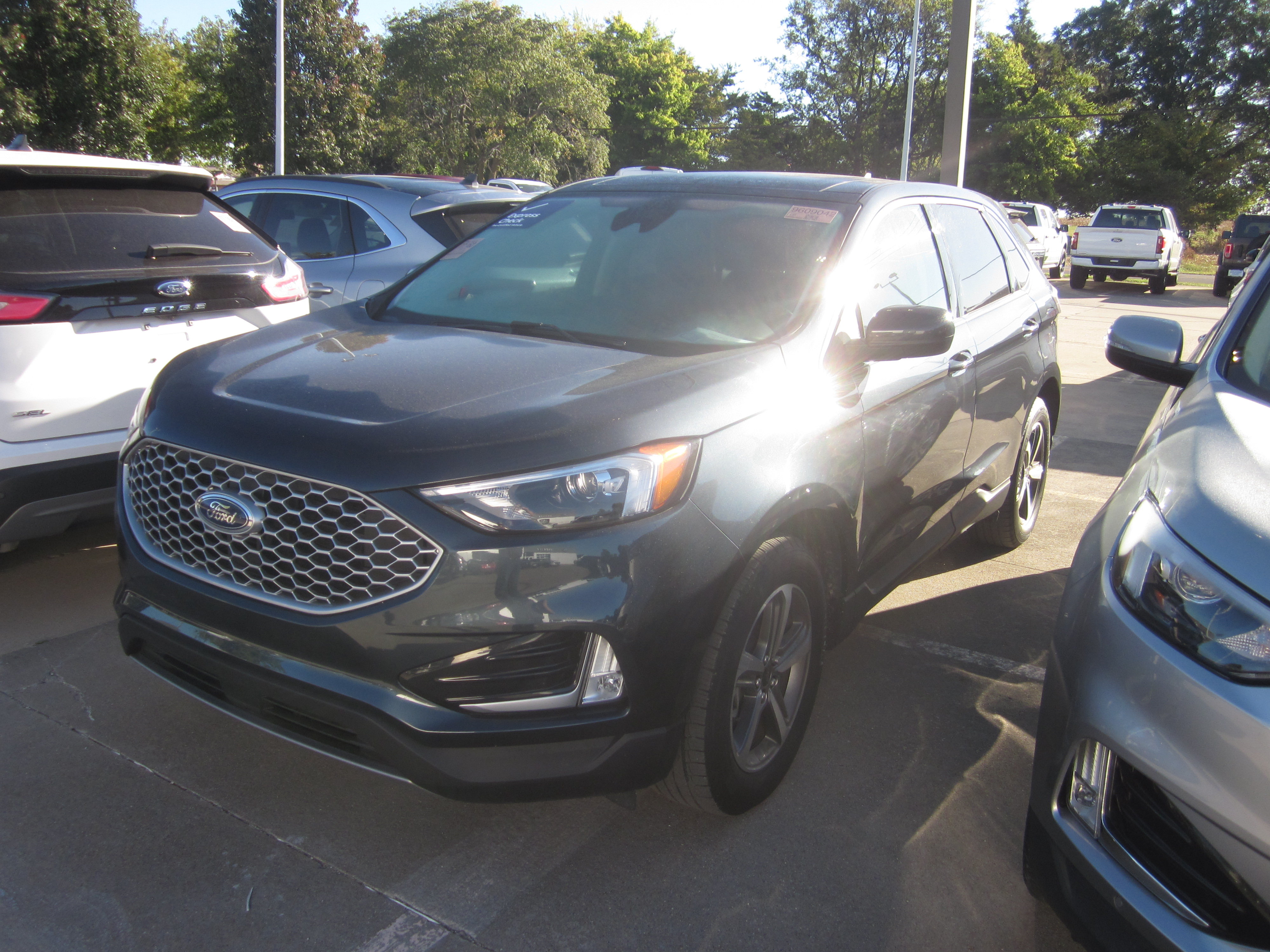 Used 2024 Ford Edge SEL w/ Convenience Package AWD/4WD image 3