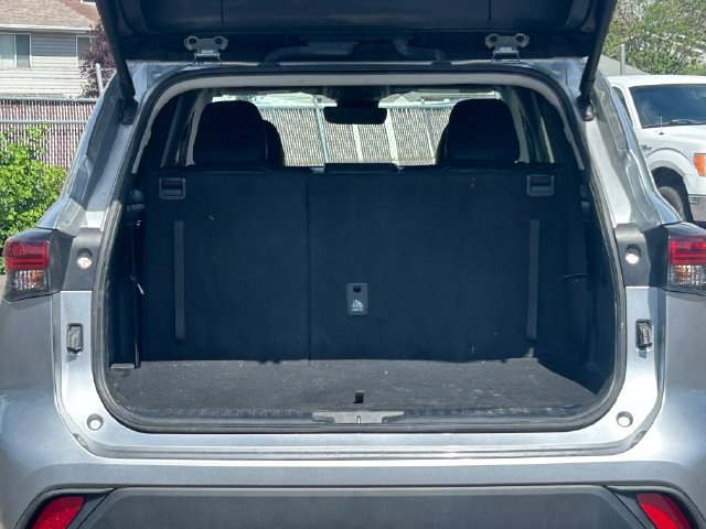 Used 2024 Toyota Highlander XLE FWD image 35