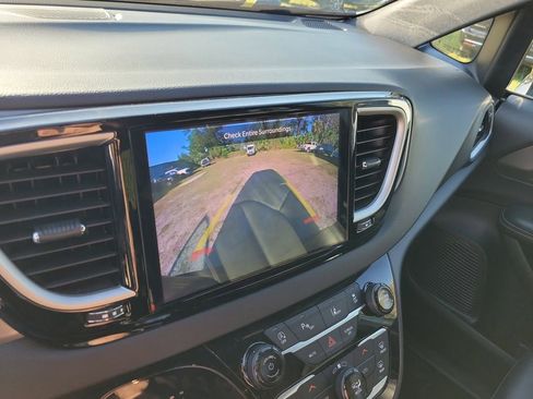 Used 2025 Chrysler Pacifica Select FWD image 23