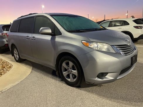 Used 2017 Toyota Sienna LE image 2