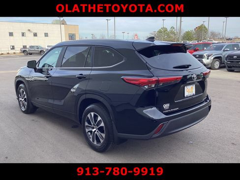 Certified 2023 Toyota Highlander XLE image 6
