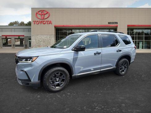 Used 2025 Honda Pilot TrailSport image 1