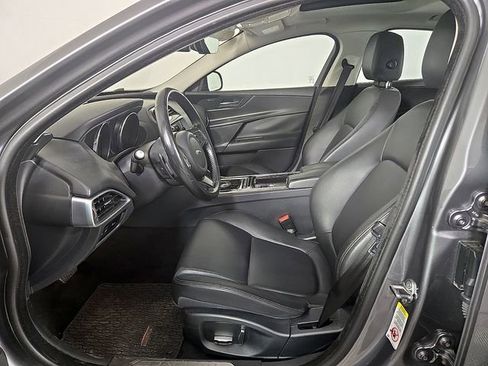 Used 2019 Jaguar XE Premium image 14