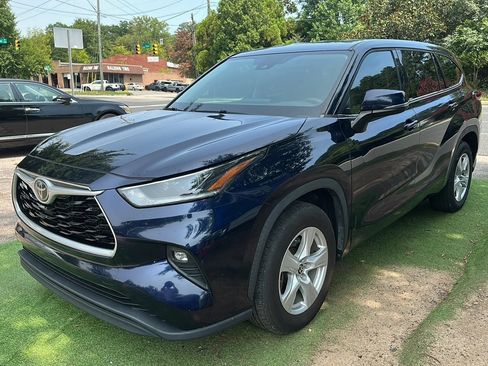 Used 2021 Toyota Highlander LE FWD image 3