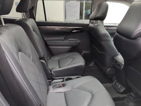 Used 2024 Toyota Highlander Platinum image 27