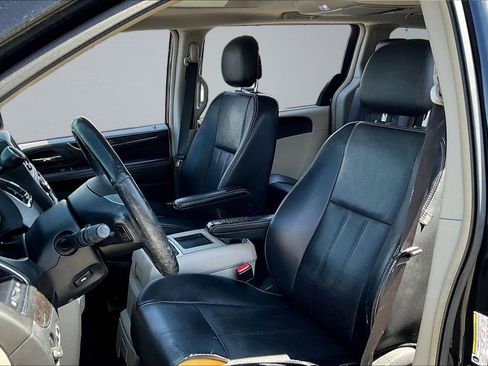 Used 2014 Chrysler Town & Country Touring-L w/ Driver Convenience Group FWD image 16