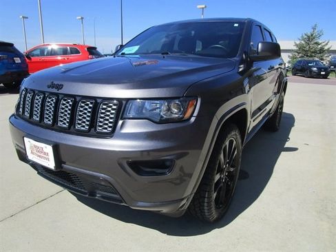 Used 2019 Jeep Grand Cherokee Altitude AWD/4WD image 5