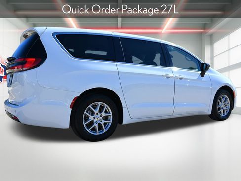 Used 2024 Chrysler Pacifica Touring-L image 3