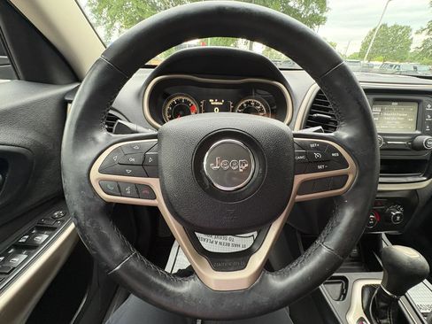 Used 2017 Jeep Cherokee Sport FWD image 29