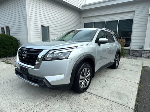 Used 2025 Nissan Pathfinder SL AWD/4WD image 2