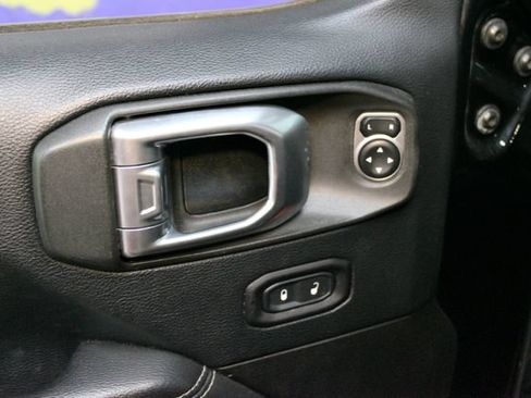 Used 2019 Jeep Wrangler Unlimited Sahara w/ Uconnect 4C Nav & Sound Group AWD/4WD image 16