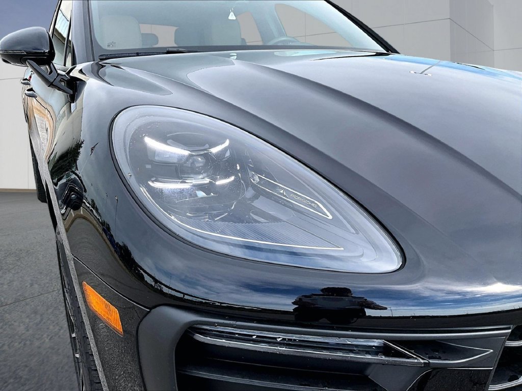 Certified 2026 Porsche Macan AWD/4WD image 12