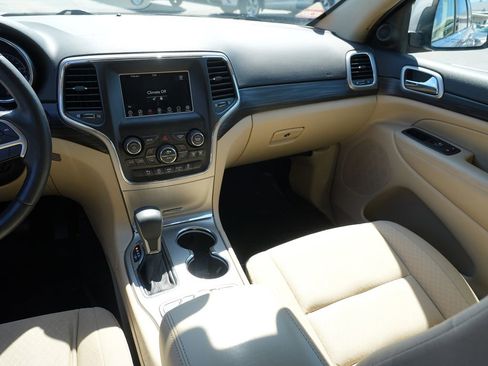 Used 2019 Jeep Grand Cherokee Laredo AWD/4WD image 21
