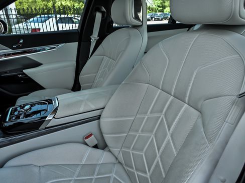 Used 2025 BMW 750e xDrive w/ Premium Package AWD/4WD image 22