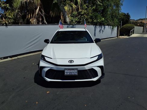 Used 2025 Toyota Camry SE w/ Convenience Package FWD image 2