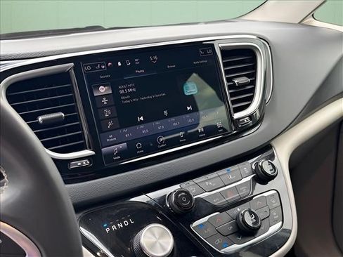 Used 2023 Chrysler Pacifica Touring-L FWD image 22