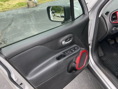 Used 2017 Jeep Renegade Trailhawk AWD/4WD image 36