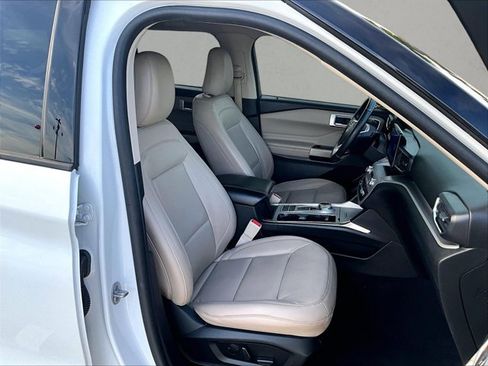 Used 2023 Ford Explorer XLT w/ Equipment Group 202A RWD image 9