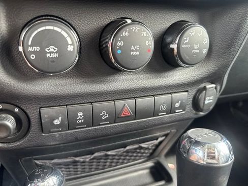Used 2017 Jeep Wrangler Unlimited Sahara w/ Connectivity Group AWD/4WD image 17