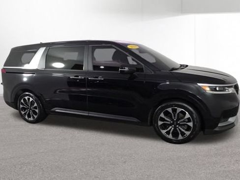Used 2024 Kia Carnival EX FWD image 2