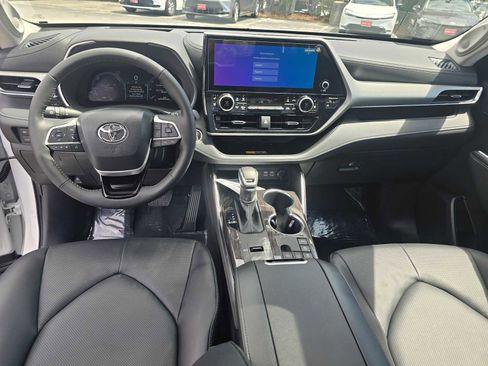 New 2026 Toyota Highlander Platinum AWD/4WD image 23