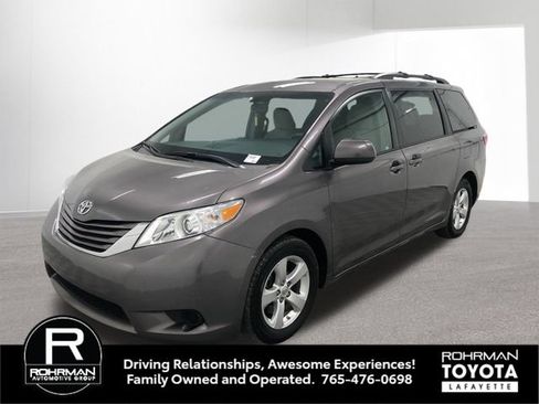 Used 2017 Toyota Sienna LE FWD image 2