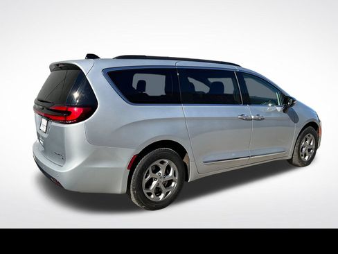 Used 2023 Chrysler Pacifica Limited AWD/4WD image 21