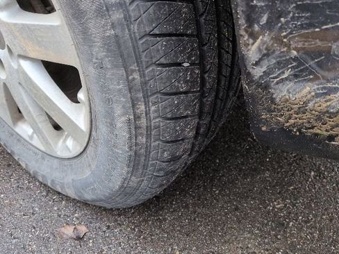 Used 2012 Chrysler Town & Country Touring-L image 7