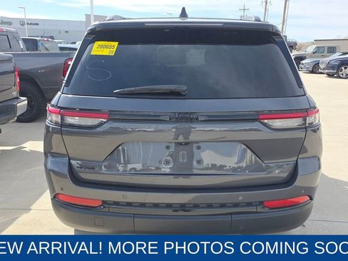 Used 2023 Jeep Grand Cherokee Altitude image 4