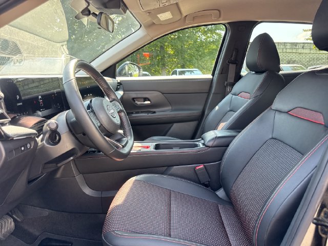 Used 2025 Nissan Kicks SR FWD image 13