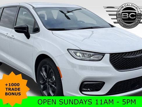 New 2026 Chrysler Pacifica Select image 1