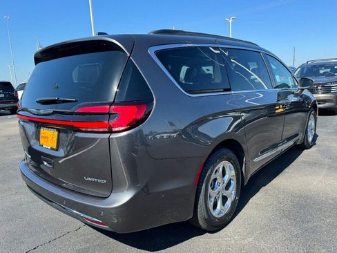 Used 2017 Chrysler 200 LX image 3